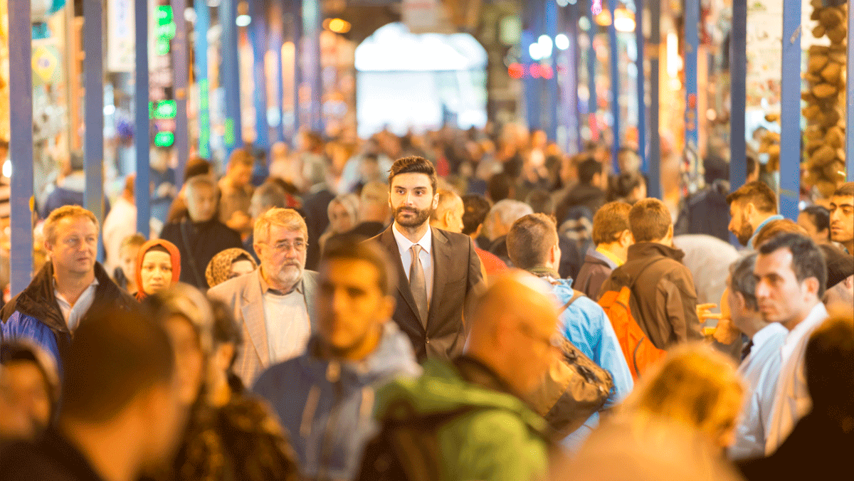 En menneskemængde i et indkøbscenter